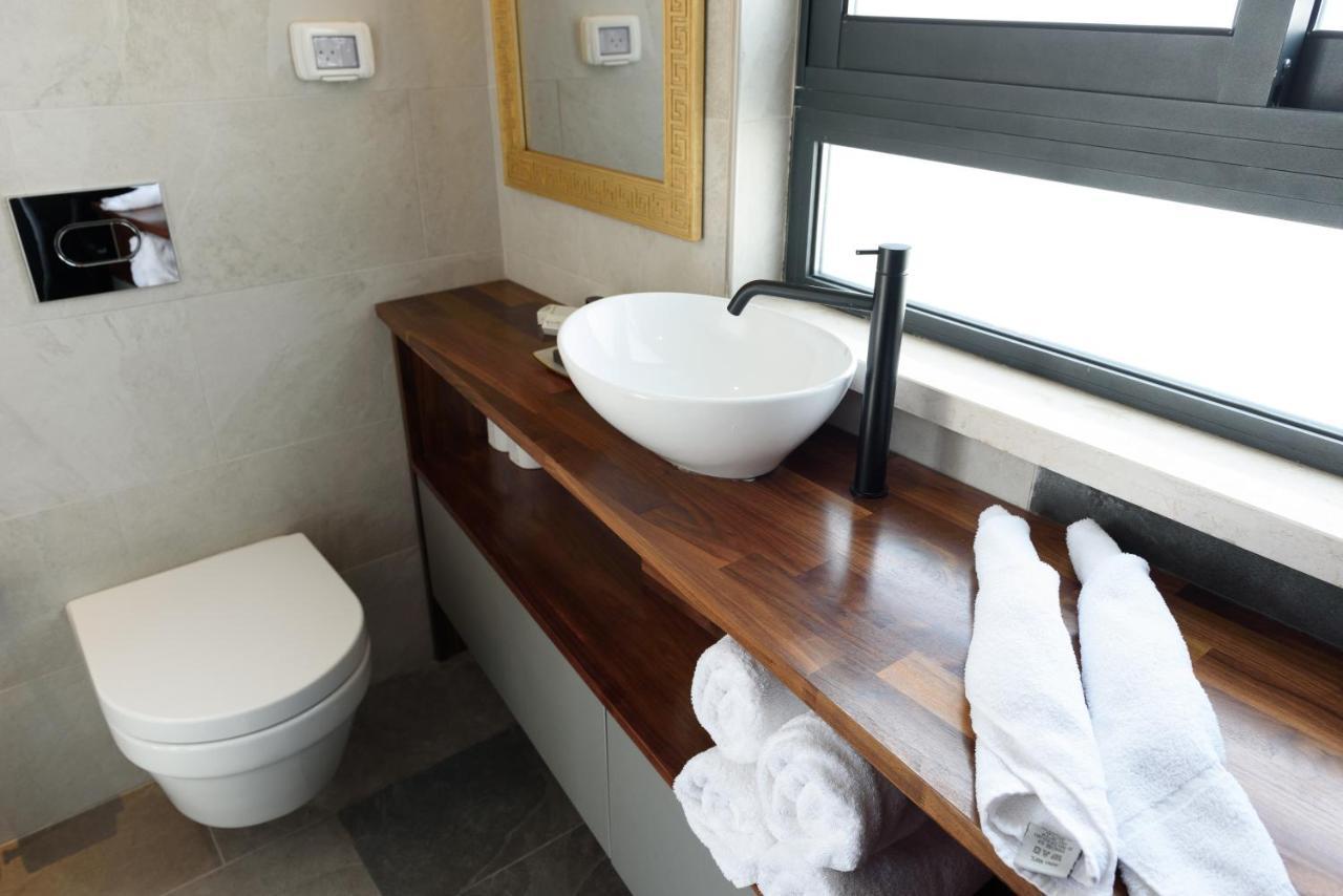 The Roof - By Sea Land Suites Tel Aviv Eksteriør bilde
